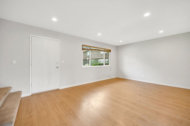 Foto del edificio - Spacious 4-Bedroom, 2.5-Bath Townhouse Clo...