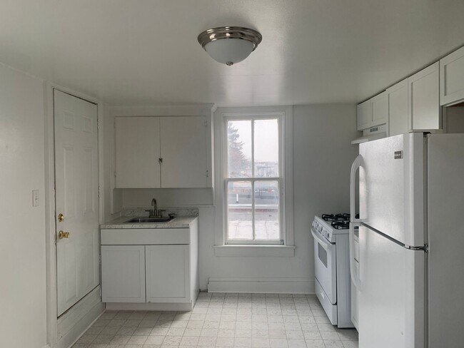 Foto del edificio - Available Now - West End of Town! Close to...