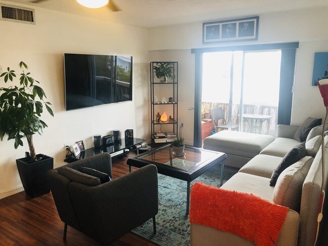 Foto del edificio - 7620 Carlyle Ave