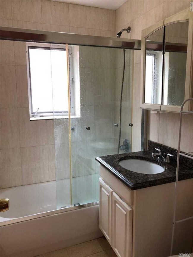 Foto del edificio - 147-30 Barclay Ave