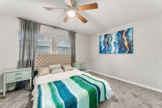 Building Photo - RENOVATED SPACIOUS 3bd / 2.5bath TOWNHOME