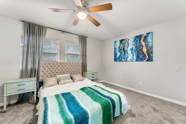 Foto del edificio - RENOVATED SPACIOUS 3bd / 2.5bath TOWNHOME