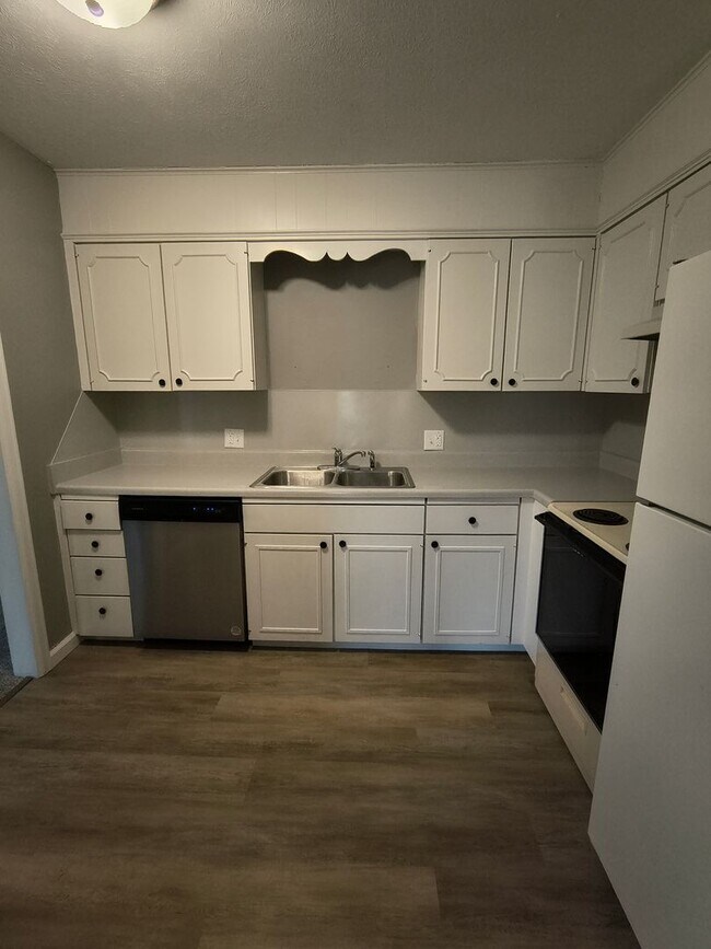 Foto del edificio - HUGE 2 Bedroom and Bathroom Apartment in East CB!