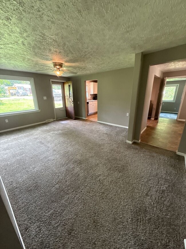 Foto del edificio - 5 bedroom 2 bathroom house