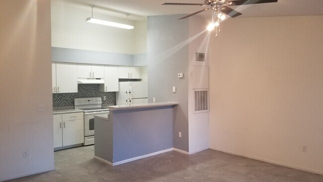 Building Photo - 5064 Park Central Dr