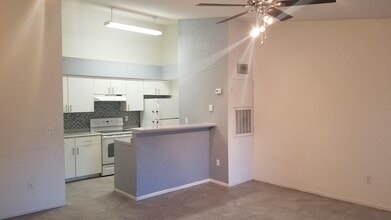 Building Photo - 5064 Park Central Dr