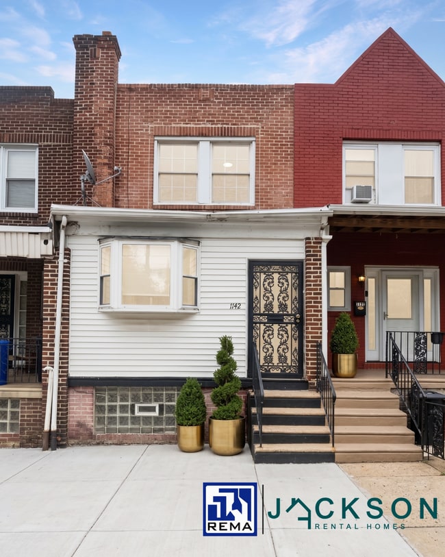 Photo - 1142 E Woodlawn St, House