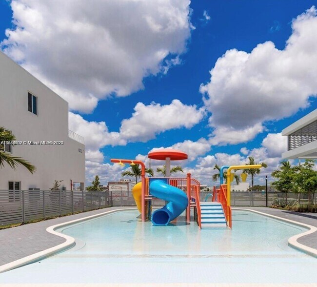 Foto del edificio - 6416 NW 105th Pl