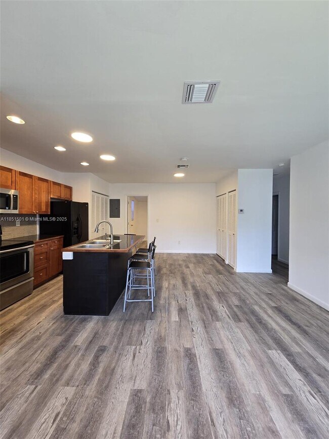 Foto del edificio - 330 SW 13th St