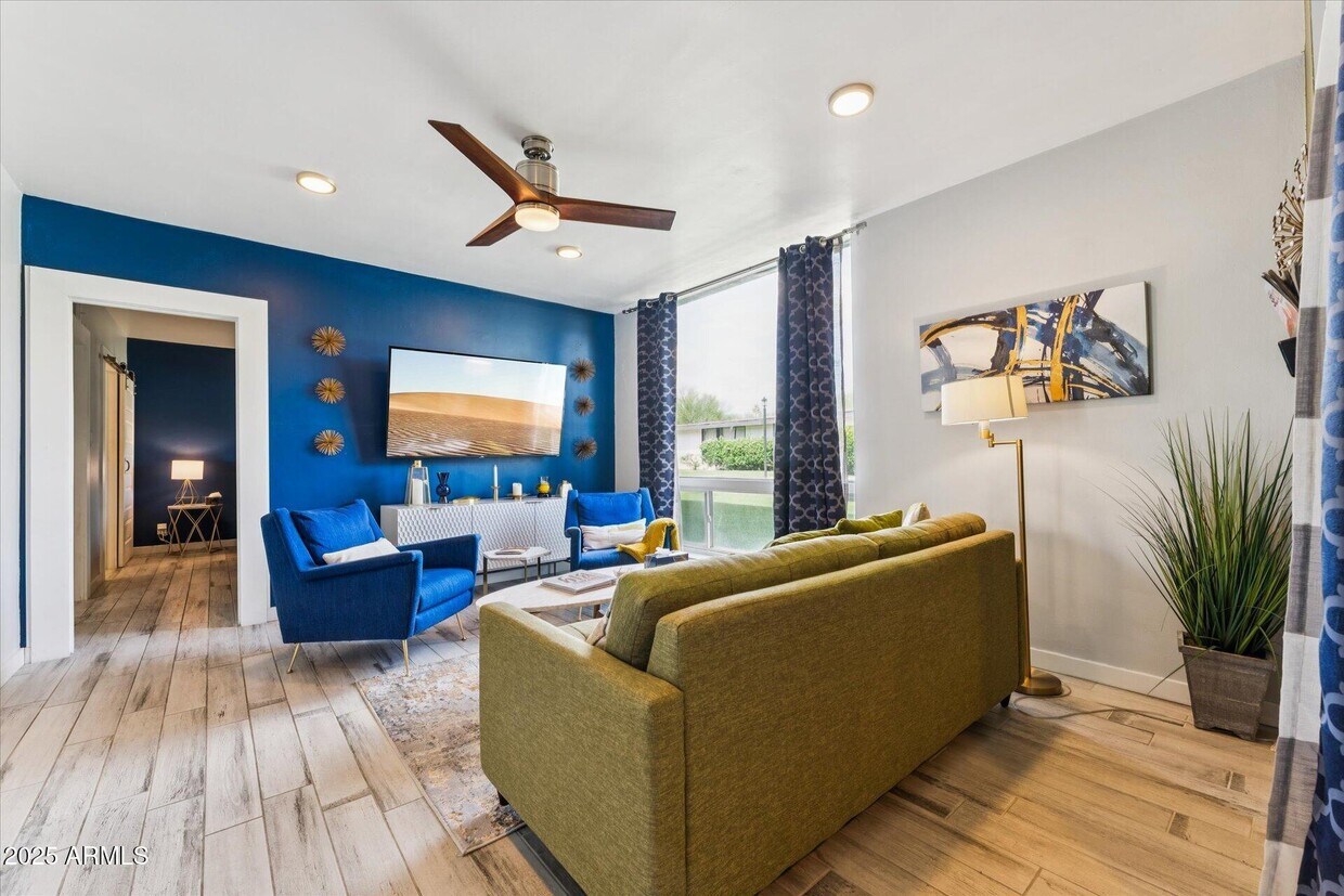 Foto principal - 3242 E Camelback Rd