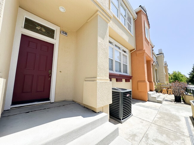 Building Photo - 3569 Langdon Common