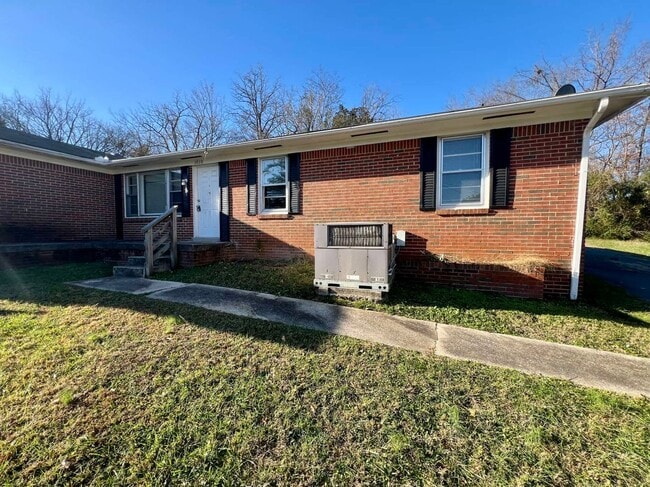 Building Photo - 3 Bedroom Duplex near Murfreesboro City Center! *Large Carport*