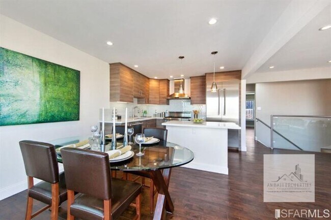 Foto del edificio - Bernal Heights Oasis: Stunning Renovated View Home with Modern Chic Open House Sunday 1/18 2-4