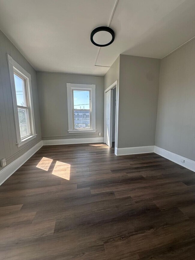 Building Photo - 47 Hart St