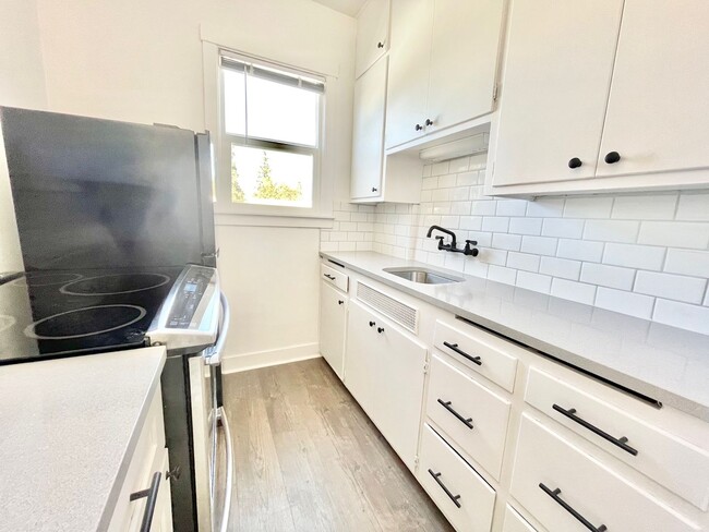 Building Photo - Gorgeous Remodeled 1 Bed, 1 Bath on South ...