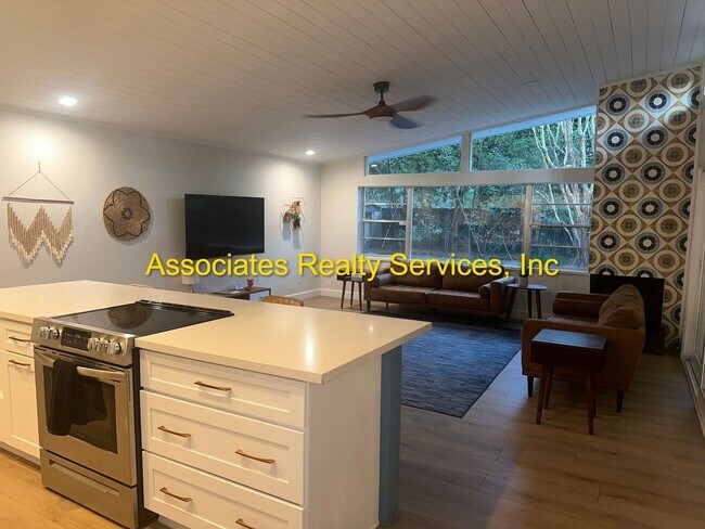 Foto del edificio - 3 Bed/2 Bath Spacious Home in Mason Manor! Screened Porch and Fenced Backyard!!!