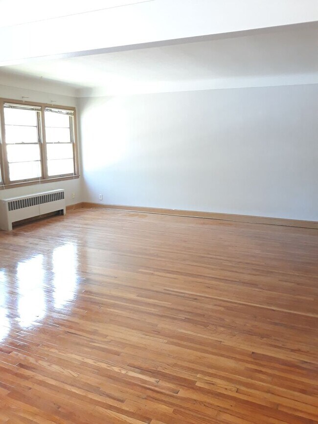 Foto del edificio - 2 Bed/1 Bath Apt- Upper-level unit with Re...