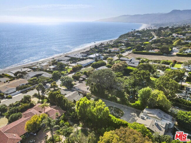 Foto del edificio - 7322 Birdview Ave