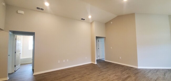 Foto del edificio - 1-Year Old, Like New!! 4-Bedroom, 2-Bathro...