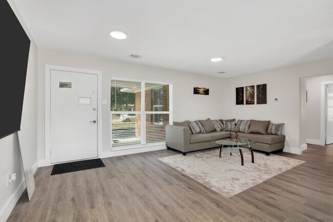 Foto del edificio - 1703 Ansbury Dr