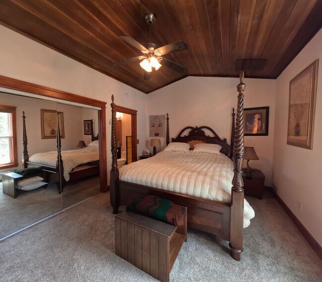 Foto del edificio - Private Truckee River Home