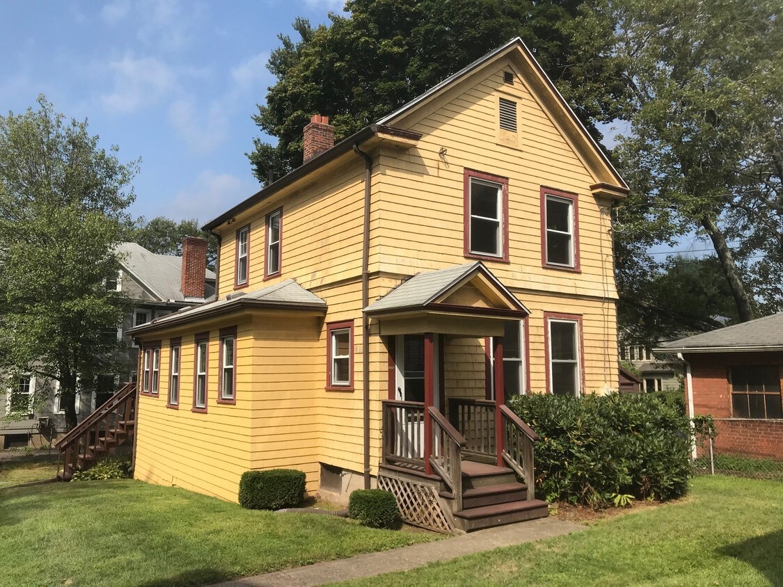 131 Quaker Ln S, West Hartford, CT 06119 House Rental in West