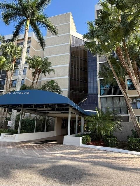 Foto del edificio - 16300 Golf Club Rd
