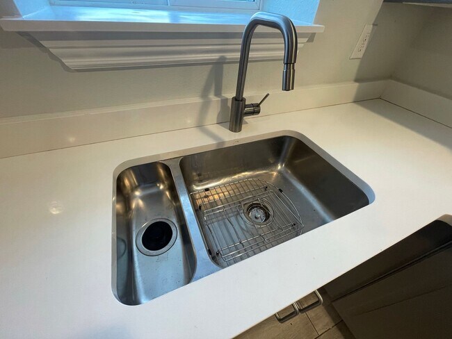 Foto del edificio - Killer Location w/ Utilities Included!