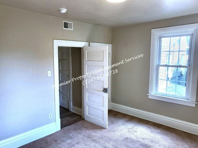 Building Photo - 709 Maplewood Ave