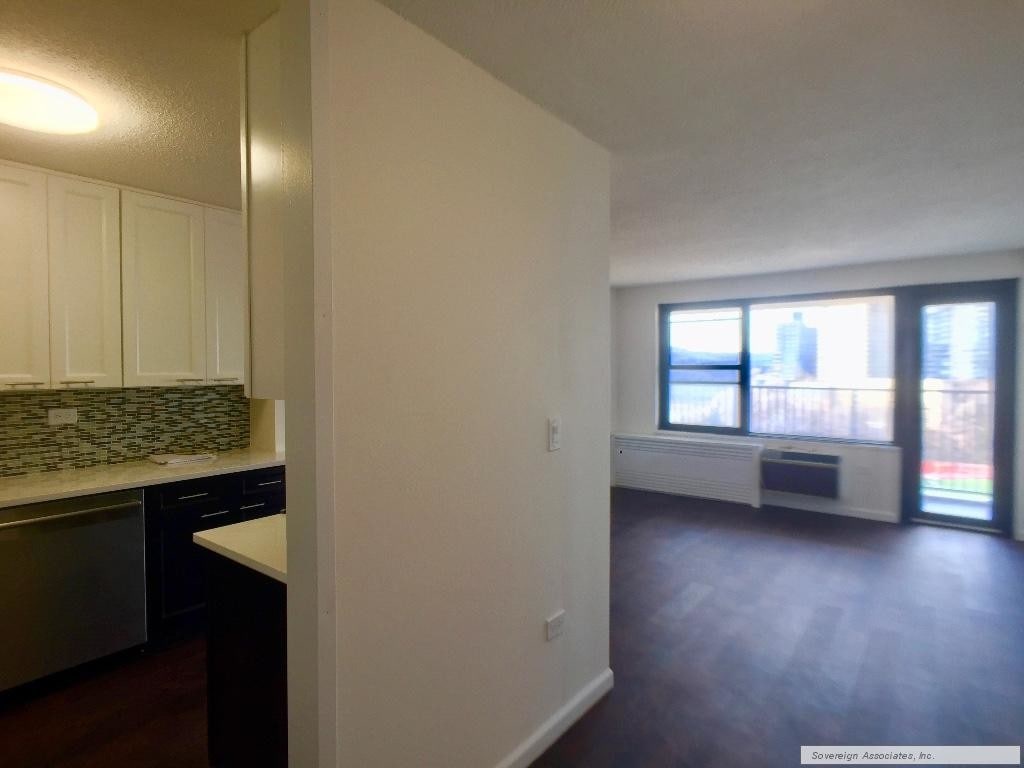 Primary Photo - 150 W 225th St