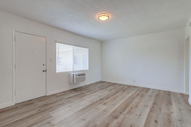 Foto del interior - 3636 W Imperial Hwy (B)