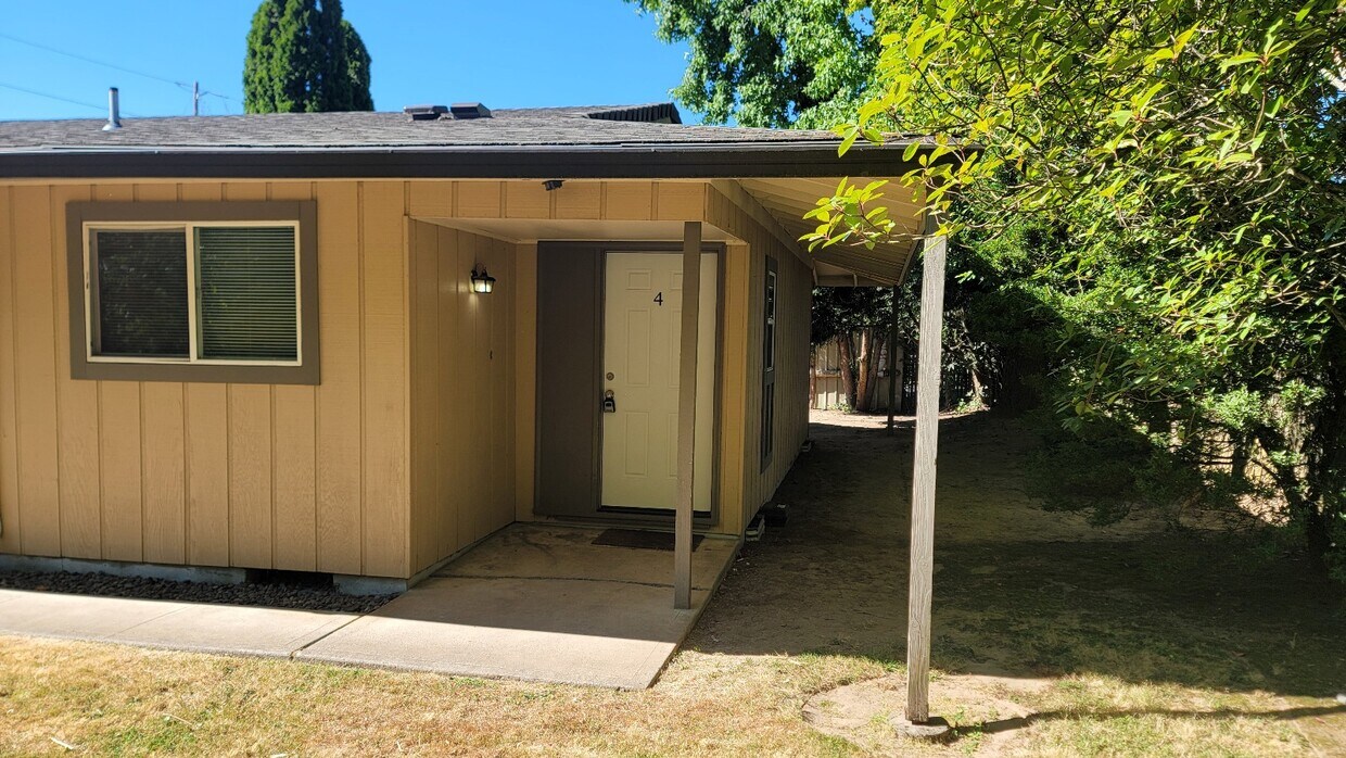 End Unit - 110 SE Vista Ave