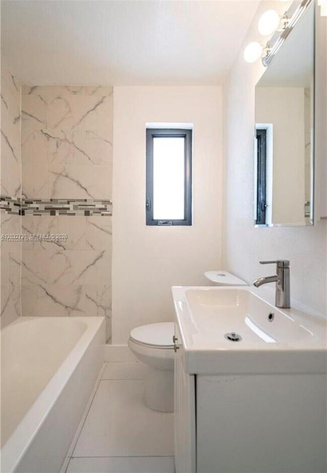 Foto del edificio - 7935 Crespi Blvd
