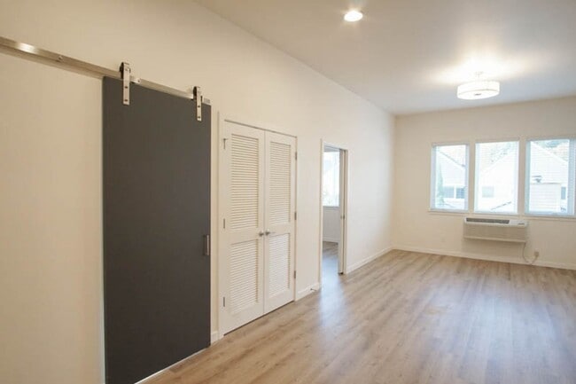 Photo - John's Landing: Top Floor Modern 2 Bdr w/ W&D + AC! Apartment