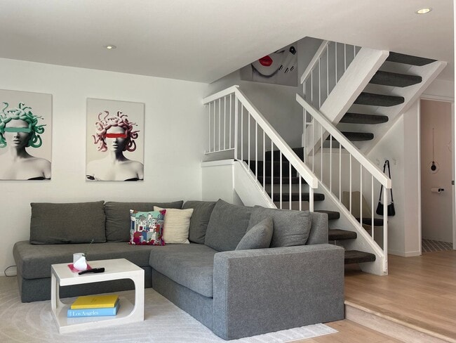 Stylish 3BR Townhome with Garage in Prestigious Woodbridge, Irvine - Stylish 3BR Townhome with Garage in Prestigious Woodbridge, Irvine