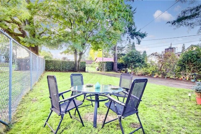 Foto del edificio - Spacious and privtae duplex in Tacoma