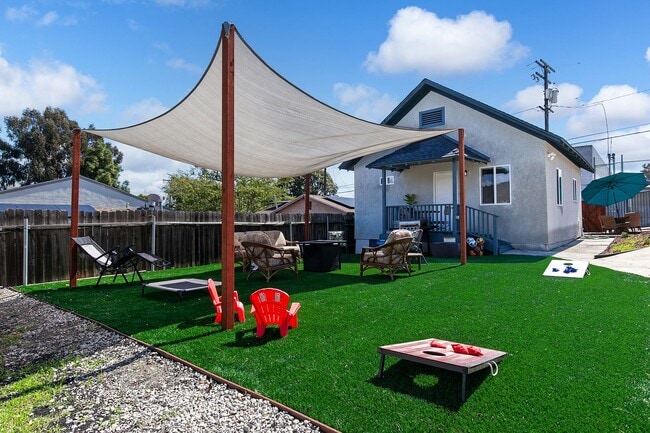 Building Photo - Newly furnished and remodeled 2 bed 2 bath!