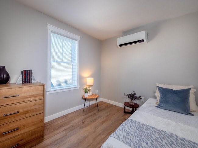 Cottage Lane: 3-bed 2-bath Second Floor Bedroom 3/Office - MCO Lancaster Cottages