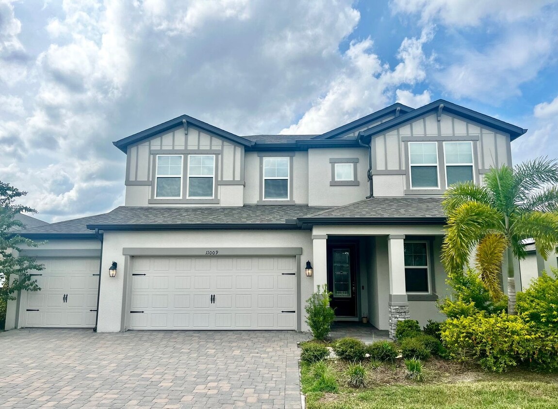 Primary Photo - Furnished/Unfurnished Luxurious 4-Bedroom ...