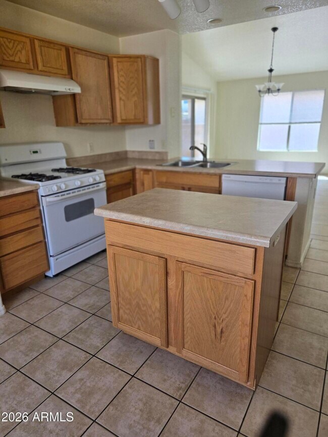 Foto del edificio - 1001 Montrose Ave