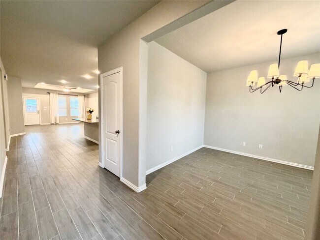 Foto del edificio - 8319 Divot Trce