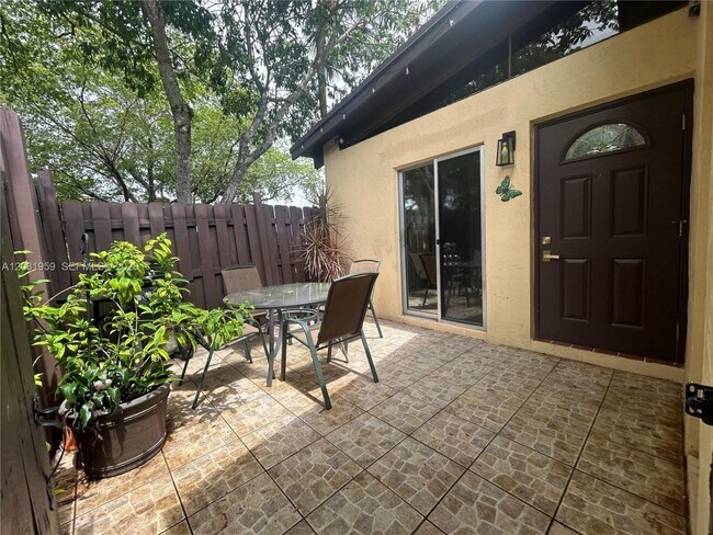 Foto del edificio - 322 Briarwood Cir