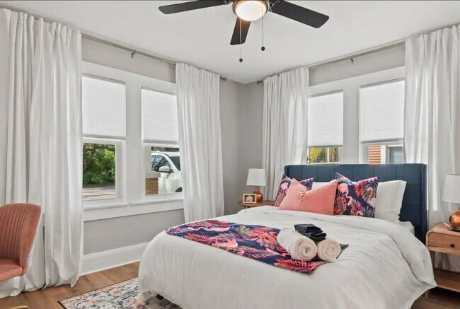 Building Photo - Completely furnished ready to live in just bring your suitcase