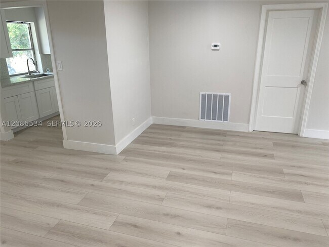 Foto del edificio - 5010 NW 22nd St