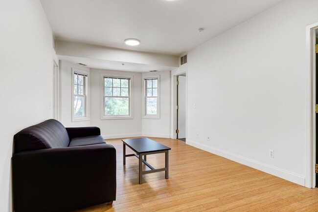 Building Photo - 727 S Forest Ave