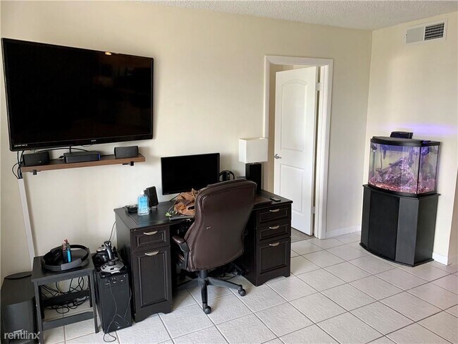 Foto del edificio - 2 br, 2 bath Condo - 10501 W Broward Blvd