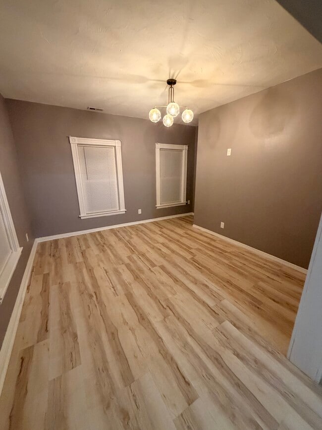 Living - 202 Main St