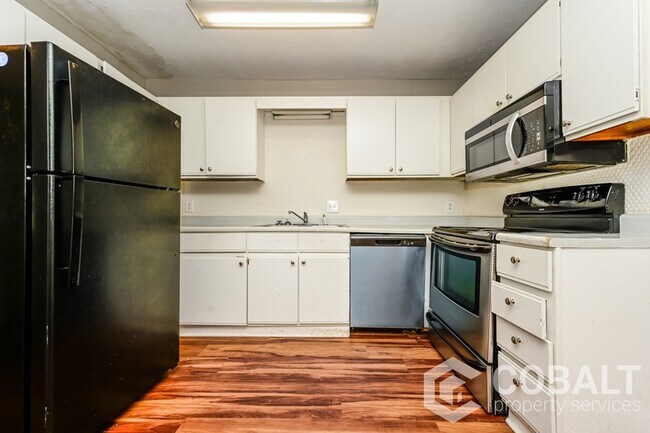 Foto del edificio - 3501 Creekview Pl