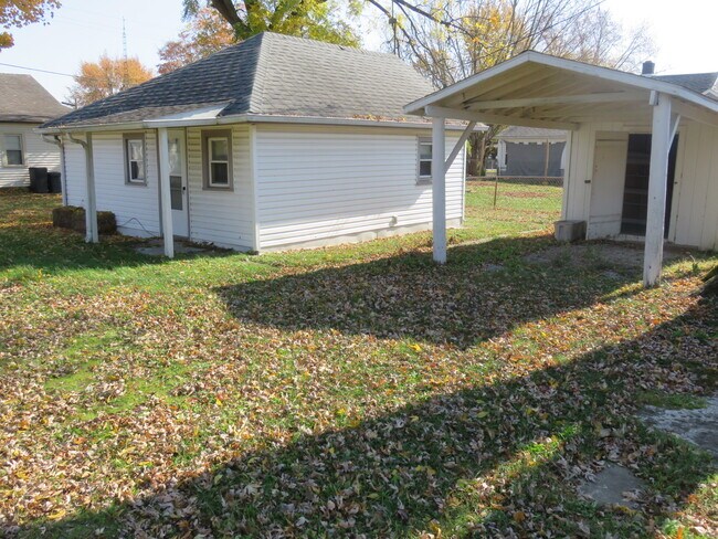Building Photo - 108 1/2 E School St