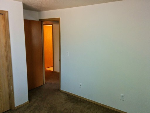 Building Photo - 1879 Skyline Ct S